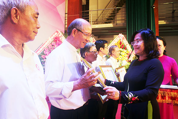 Phó chủ tịch UBND tỉnh Nguyễn Hòa Hiệp trao bằng khen cho các tập thể, cá nhân xuất sắc