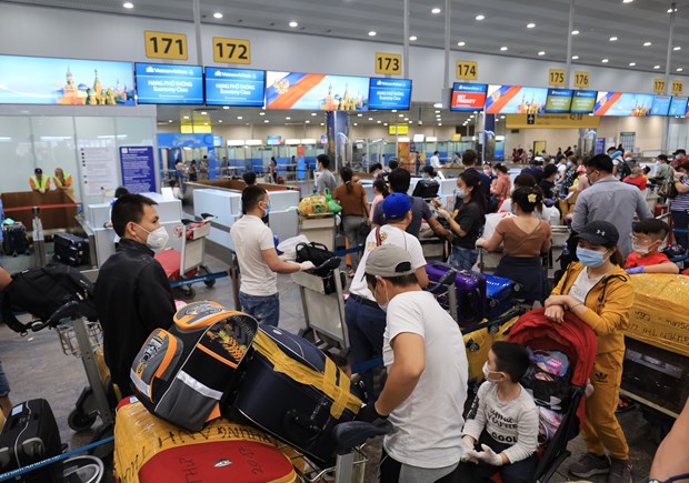 Vietnamese citizens wait to handle broading procedures at Sheremetyevo International Airport of Russia (Photo: VNA)