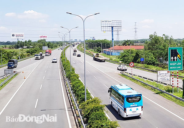 Các phương tiện lưu thông trên đường cao tốc TP.Hồ Chí Minh - Long Thành - Dầu Giây. Ảnh: PT