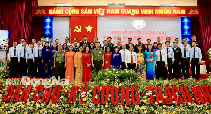 Các đồng chí lãnh đạo tỉnh chụp hình lưu niệm với Ban chấp hành Đảng bộ huyện Thống Nhất khoá XII