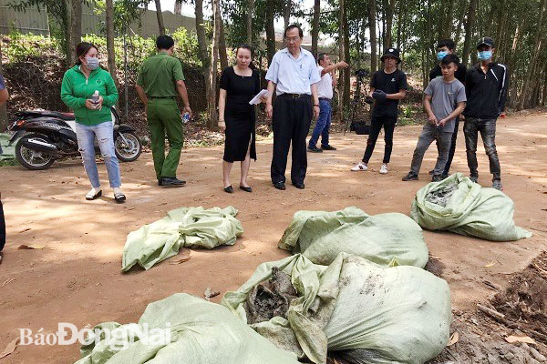 ông Chao Chung Lee, Tổng giám đốc Công ty TNHH Shing Mark Vina có mặt tại vị trí chôn lấp chất thải