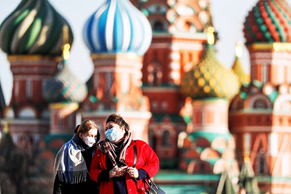 Người dân đeo khẩu trang ở Moscow. Ảnh: ABC