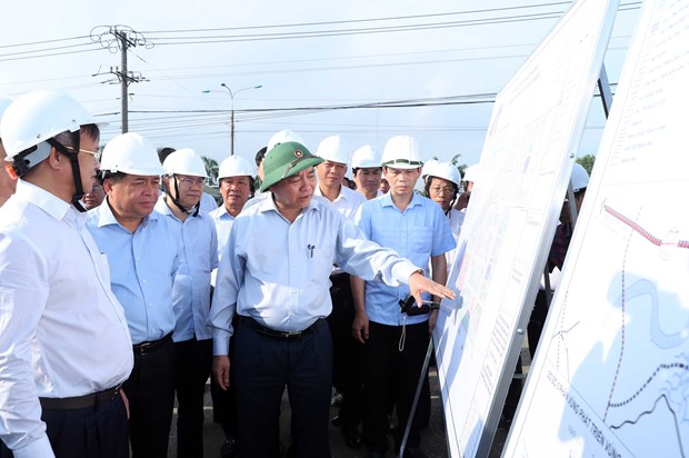 Prime Minister Nguyen Xuan Phuc (front, first, right) looks at a map of the Loc An - Binh Son resettlement area in Long Thanh district.