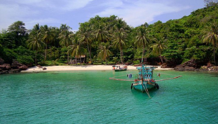 Hon Thom fishing village is a popular suggestion among tourists, with fishermen working in every harvest season.