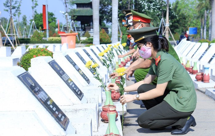 Đoàn viên, thanh niên Công an tỉnh chăm sóc các phần mộ liệt sĩ tại Nghĩa trang liệt sĩ tỉnh. Ảnh: ĐOÀN THANH NIÊN CÔNG AN TỈNH