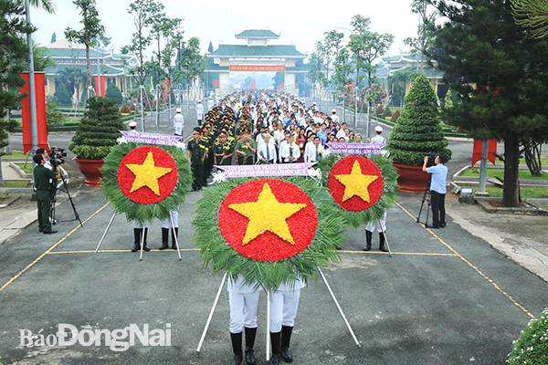 Đoàn đại biểu Tỉnh ủy-HĐND-UBND-Ủy ban MTTQ Việt Nam tỉnh, đại diện các sở ngành, Quân khu 7 và TP.Biên Hòa đã đến viếng Nghĩa trang liệt sĩ tỉnh.