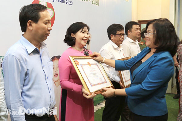 Phó chủ tịch UBND tỉnh Nguyễn Hòa Hiệp trao trên 80 bằng khen của Chủ tịch UBND tỉnh cho các tập thể và cá nhân có thành tích xuất sắc thực hiện Đề án sữa học đường