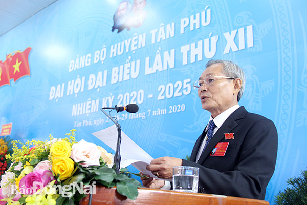 Đồng chí Nguyễn Trung Thành, Bí thư Huyện ủy Tân Phú phát biểu bế mạc đại hội. 