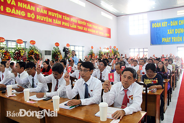 Đại biểu biểu quyết thông qua Nghị quyết Đại hội Đảng bộ huyện lần thứ XII.