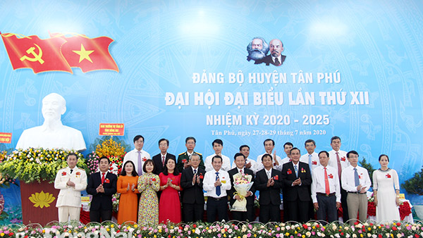 Ủy viên Ban TVTU, Trưởng ban Tuyên giáo Tỉnh ủy Thái Bảo tặng hoa chúc mừng Đoàn đại biểu Đảng bộ huyện Tân Phú dự Đại hội Đảng bộ tỉnh lần thứ XI.