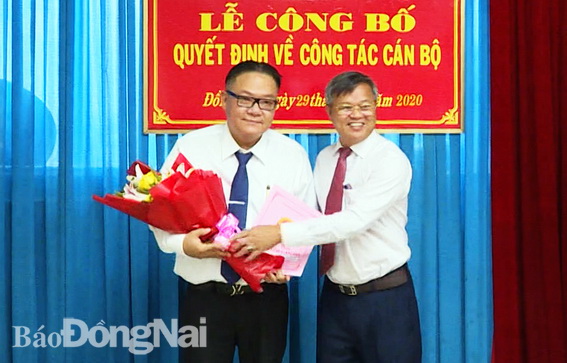 Chu tich Cao tien trao quyet dinh bo nhiem chuc danh Chanh Van phong UBND tinh cho o Nguyen Kim Long