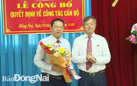 (ĐN)- Sáng 29-7, Phó bí thư Tinh ủy, Chủ tịch UBND tỉnh Cao Tiến Dũng Trao quyet dinh cho o Pham Van Cong