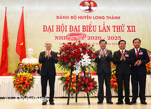 Bí thư Tỉnh ủy Nguyễn Phú Cường tặng lẵng hoa chúc mừng đại hội
