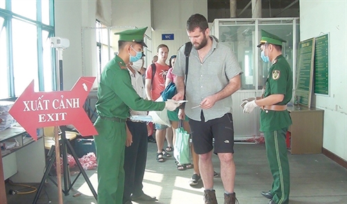 Checking passengers on exit at Vinh Xuong international border gate in An Giang province__Photo: Thanh Sang/VNA