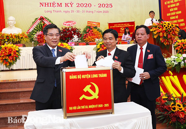 Các đại biểu bỏ phiếu bầu Ban Chấp hành Đảng bộ khóa XII nhiệm kỳ 2020-2025
