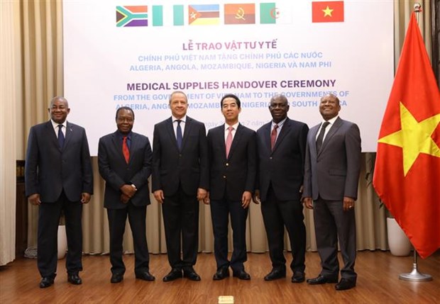 Vietnam presents medical supplies to African nations