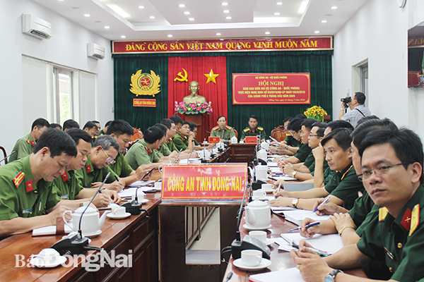 Các đại biểu của Bộ Chỉ huy quân sự tỉnh và Công an tỉnh tham dự hội nghị tại điểm cầu Đồng Nai.