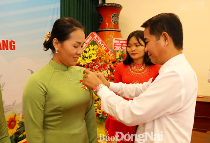 Đồng chí Thái Bảo, Trưởng ban Tuyên giáo Tỉnh ủy gắn kỷ niệm chương cho các cá nhân tại lễ kỷ niệm 90 năm Ngày truyền thống ngành Tuyên giáo do Ban Tuyên giáo Tỉnh ủy tổ chức vào ngày 31-7. Ảnh: Huy Anh
