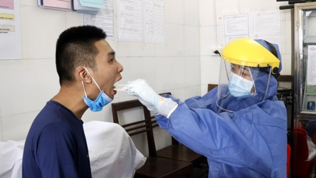 A man takes a quick test for SARS-CoV-2 (Photo: VNA)