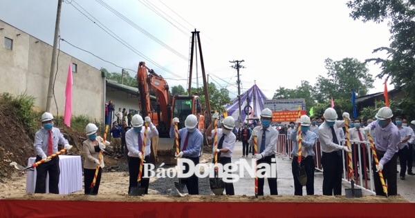 Các đại biểu thực hiện nghi thức động thổ xây dựng cầu Thanh Sơn