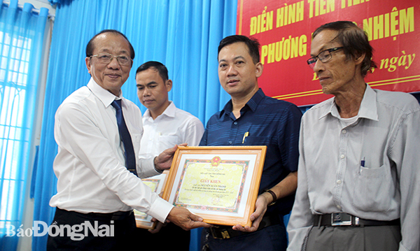 Chủ tịch Hội Luật gia tỉnh Phan Văn Châu tặng giấy khen cho các luật gia đạt thành tích xuất sắc trong công tác thi đua yêu nước giai đoạn 2020-2025. Ảnh: Đoàn Phú