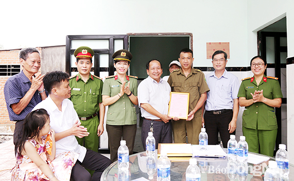 Đại diện chính quyền địa phương trao quyết định tặng nhà nghĩa tình đồng đội cho anh Trần Hoàng Luân, công an viên xã Tân Hiệp (H.Long Thành)
