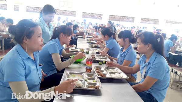 Nỗi lo từ bữa ăn giữa ca của công nhân