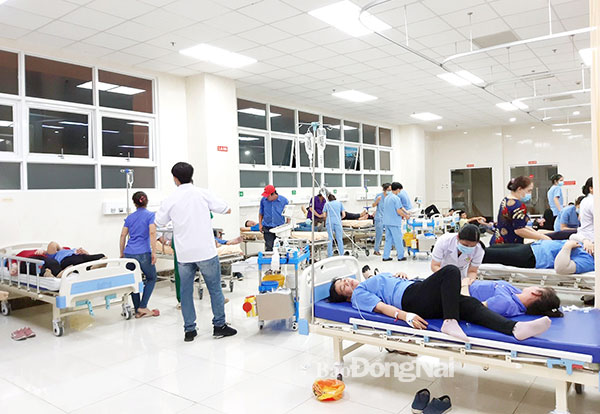 Các công nhân của Công ty TNHH Great Kingdom Giang Điền (H.Trảng Bom) bị ngộ độc thực phẩm điều trị tại Bệnh viện Đa khoa Đồng Nai ngày 20-7. Ảnh: An Yên