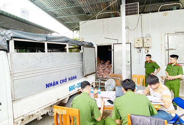 Lực lượng Cảnh sát phòng, chống tội phạm về môi trường Công an tỉnh kiểm tra một cơ sở kinh doanh thực phẩm tại H.Long Thành có vi phạm các quy định về an toàn thực phẩm. Ảnh: T.Danh