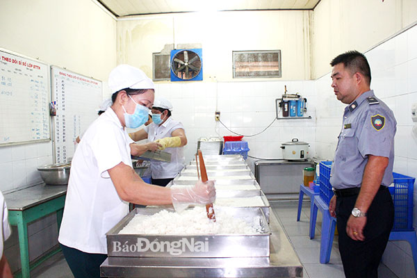 Cơ quan chức năng kiểm tra an toàn vệ sinh thực phẩm tại một bếp ăn tập thể trên địa bàn TP.Biên Hòa. Ảnh: H.Dung