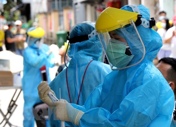 Health workers take samples for testing COVID-19 (Photo: VNA)