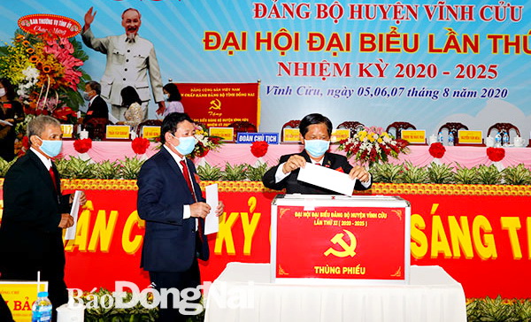 Các đại biểu bỏ phiếu bầu Ban chấp hành Đảng bộ huyện Vĩnh Cửu khóa XI, nhiệm kỳ 2020-2025