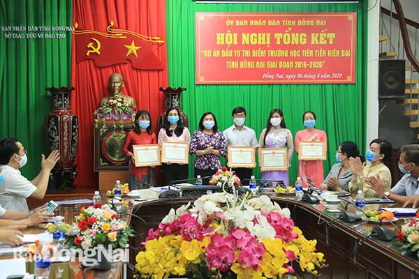 2.Phó chủ tịch UBND tỉnh Nguyễn Hòa Hiệp trao khen thưởng cho các tập thể và cá nhân có thành tích xuất sắc trong quá trình triển khai dự án