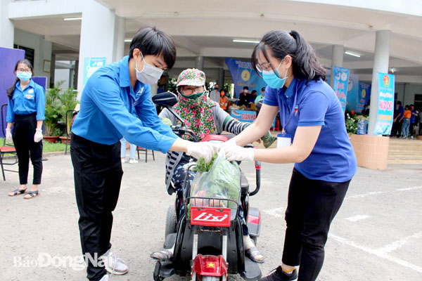 Đoàn viên thanh niên H.Long Thành hỗ trợ người dân gặp khó khăn trong đại dịch Covid-19