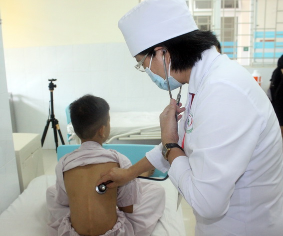Bác sĩ Bệnh viện Nhi đồng Đồng Nai khám bệnh cho bệnh nhân đang điều trị tại bệnh viện