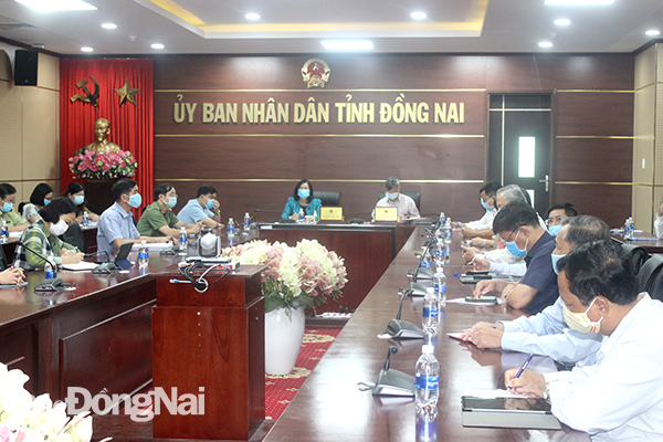 Chủ tịch UBND tỉnh Cao Tiến Dũng và Phó chủ tịch UBND tỉnh nguyễn Hòa Hiệp chủ trì cuộc họp tại đầu cầu Đồng Nai.