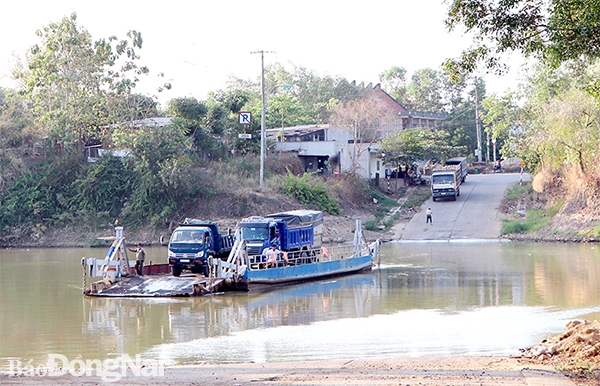 Khi cầu Thanh Sơn được hoàn thành, những chuyến phà này sẽ dừng hoạt động, việc đi lại của người dân xã Thanh Sơn (H.Định Quán) sẽ thuận tiện hơn. Ảnh: Văn Tuấn