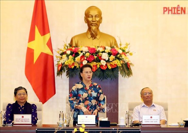 NA Chairwoman Nguyen Thi Kim Ngan (standing) delivers a speech at the previous meeting.