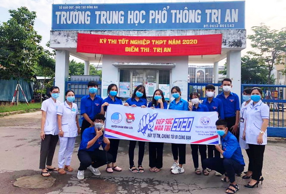 Cán bộ Y tế và sinh viên tình nguyện tại hội đồng thi Trường THPT Trị An (huyện Vĩnh Cửu) tiếp sức mùa thi cho thí sinh