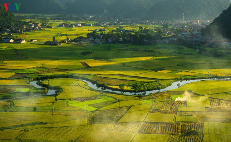 From the peak of the mountain, tourists are able to admire panoramic views of the stunning and vast paddy fields.