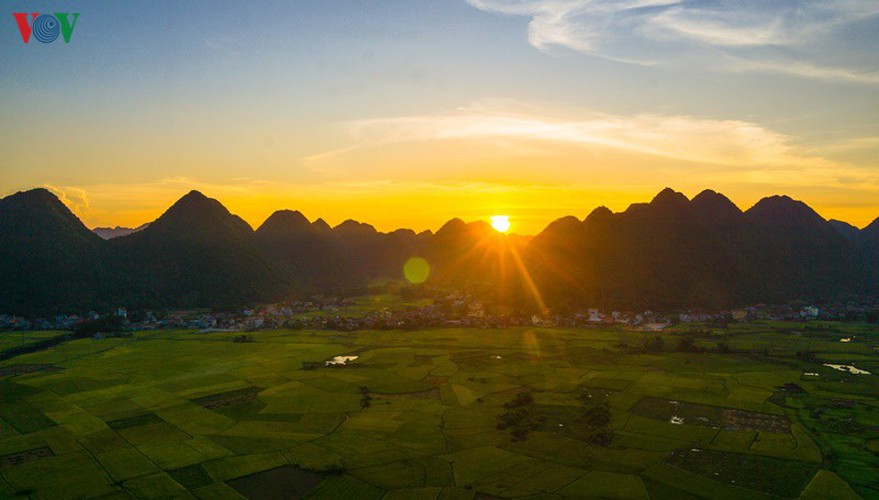 For most guests, sunrise and sunset can be considered the best times in which to admire the ripening paddy fields of Bac Son.