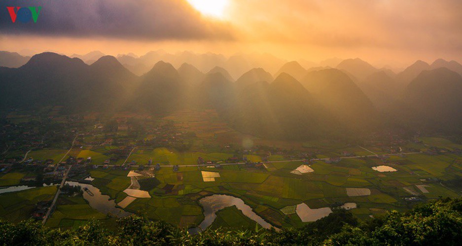 The sight of dawn in Bac Son Valley offers visitors a wonderful experience. Indeed, climbing to the peak of Na Lay mountain to witness the clouds is a memorable moment for visitors to enjoy.