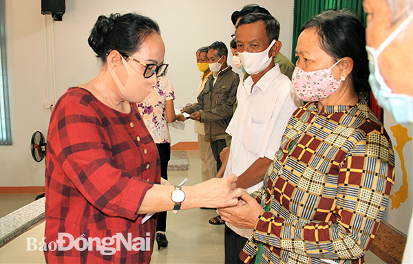Presenting 2,158 gifts to AO/dioxin victims