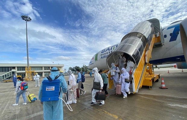 Vietnamese citizens returning from other countries and territories are put under medical supervision and quarantine upon arrival (Photo: VNA)