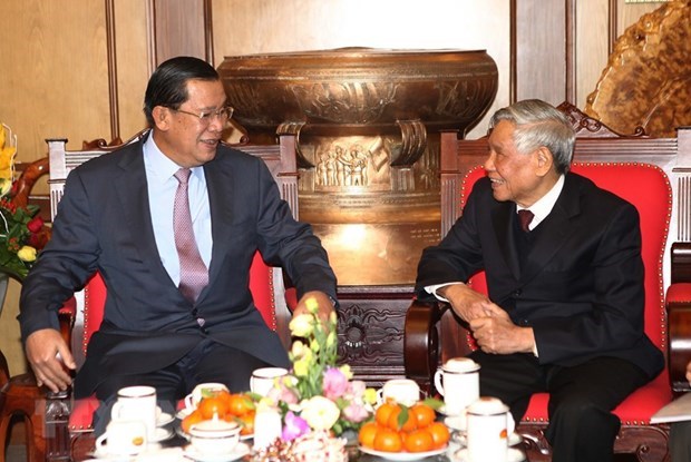 Cambodian Prime Minister Hun Sen (L) visits fomer Party General Secretary Le Kha Phieu in Hanoi on December 27, 2013, during his official visit to Vietnam.