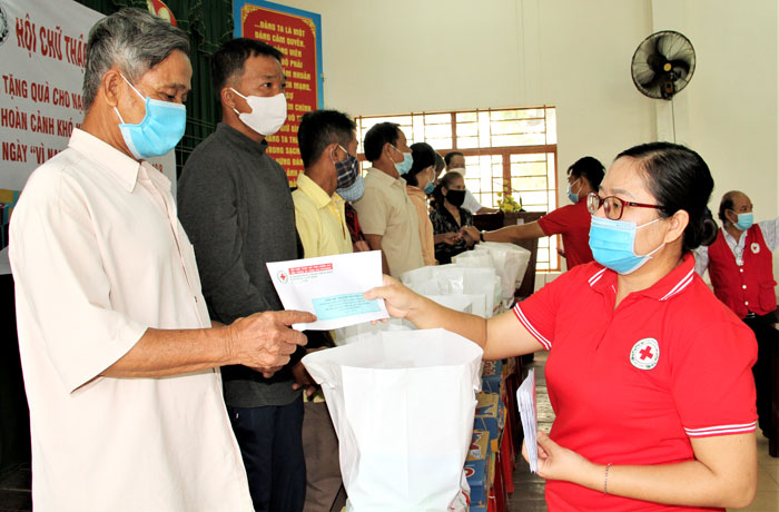 Over 200 gifts for AO/dioxin victims
