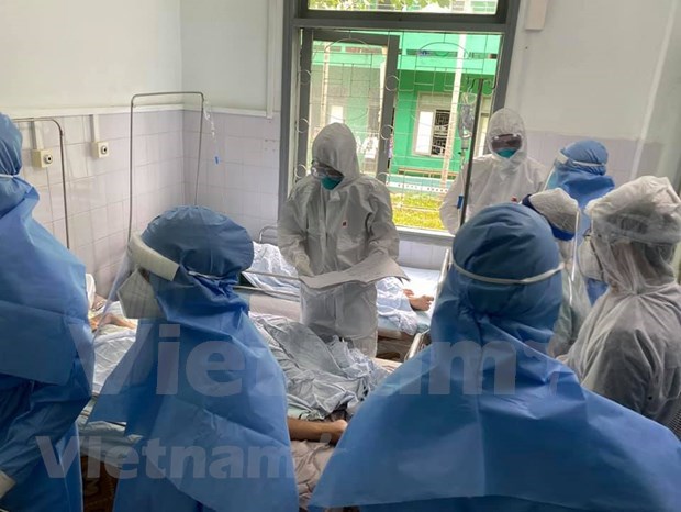 Doctors treat COVID-19 patients in a hospital in central Quang Nam province (Photo courtesy of doctor Luong Quoc Chinh)