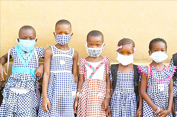 Trẻ em đeo khẩu trang phòng lây nhiễm Covid-19 tại Abidjan, Côte d’Ivoire ngày 25-5-2020. Ảnh: AFP/TTXVN