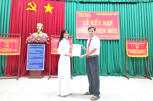 Em Lê Kim Ngân, học sinh lớp 12B13 Trường THPT Xuân Lộc nhận quyết định kết nạp Đảng. Ảnh: Hải Đình