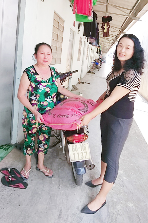 Công nhân ở trọ tại nhà chị Nguyễn Thị Yến, ấp Tân Đạt, xã Đồi 61 (H.Trảng Bom) nhận gạo từ chủ nhà tặng